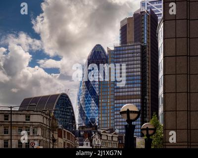 Edifici curvi del 30 e 70 St Mary Axe con l'architettura mista di Bishopsgate in primo piano. Londra. Foto Stock
