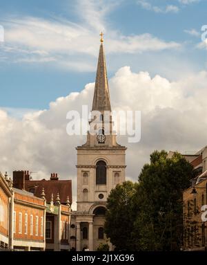 Facciata in pietra bianca della Chiesa di Cristo Spitalfields dell'architetto Nicholas Hawksmoor. Londra. Foto Stock