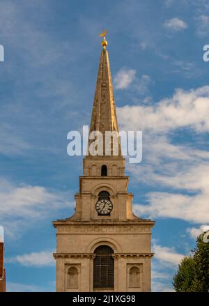 Guglia in pietra bianca di Christ Church Spitalfields dell'architetto Nicholas Hawksmoor. Londra. Foto Stock