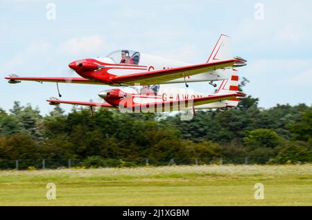 Fournier RF-4D aerei di aliante di potenza della squadra di Redhawks Display che volano ad un airshow a Rougham Airfield, Suffolk, Regno Unito. Scivoli per motori a bassa formazione Foto Stock