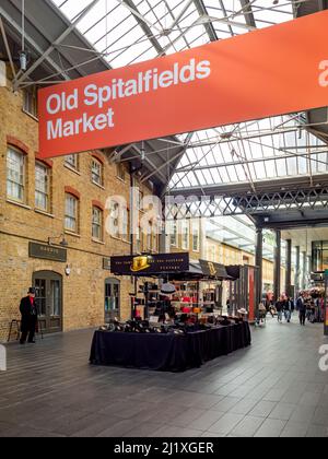 Chiosco di cappelli vintage nel vecchio mercato di Spitalfields. Londra. Foto Stock