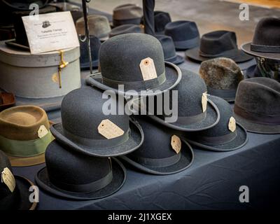 Bowler si presenta su un cappello vintage in Spitalfields Old Market, Londra. Foto Stock