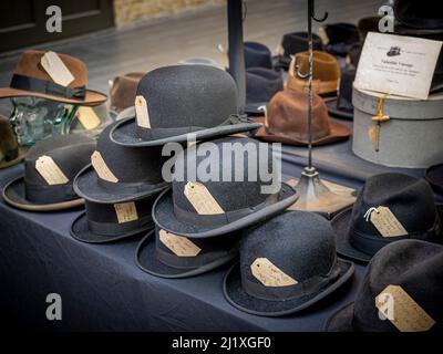 Bowler si presenta su un cappello vintage in Spitalfields Old Market, Londra. Foto Stock