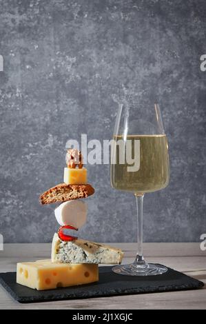 Concept Equilibrium Floating Food e White Wine Glass Foto Stock