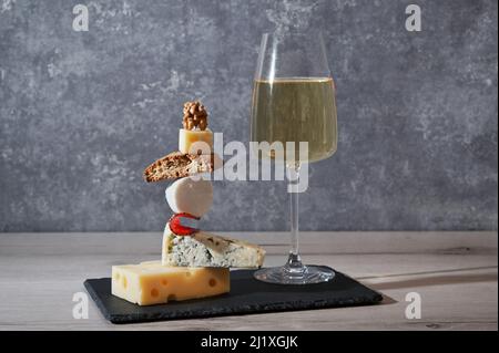 Concept Equilibrium Floating Food e White Wine Glass Foto Stock