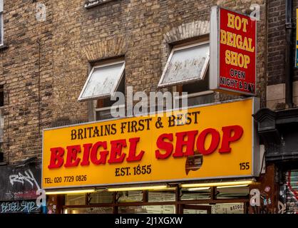 Il primo e migliore Beigel Shop esterno della Gran Bretagna con cartelli gialli e rossi a Brick Lane. Londra. REGNO UNITO Foto Stock