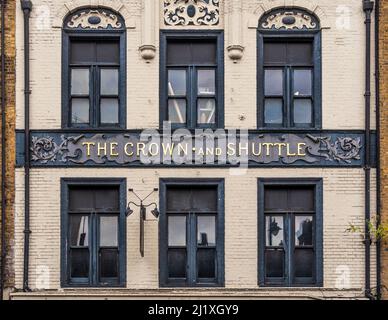 Facciata esterna bianca della casa pubblica Crown and Shuttle in Shoreditch High Street. Londra. Foto Stock