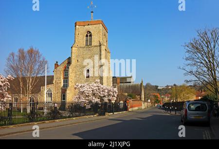 Una vista della Chiesa di St Helen con parte del Grande Ospedale in Bishopgate Street nella città di Norwich, Norfolk, Inghilterra, Regno Unito. Foto Stock