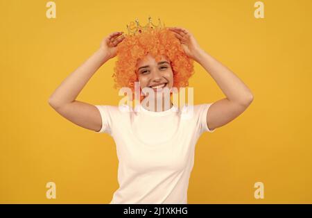 guarda quello che ho. festa di compleanno goer. felice donna divertente in parrucca ricurly e corona. Foto Stock