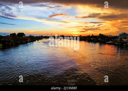 tramonto nella città di banjarmasin Foto Stock