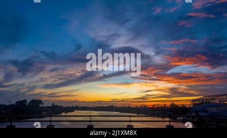 tramonto nella città di banjarmasin Foto Stock