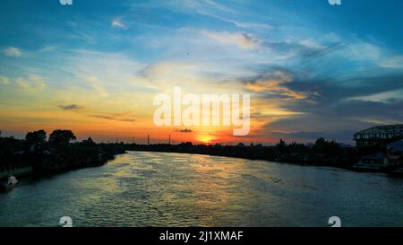 tramonto nella città di banjarmasin Foto Stock