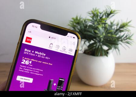 KONSKIE, POLONIA - 26 marzo 2022: Sito sfr.fr visualizzato sul cellulare Foto Stock