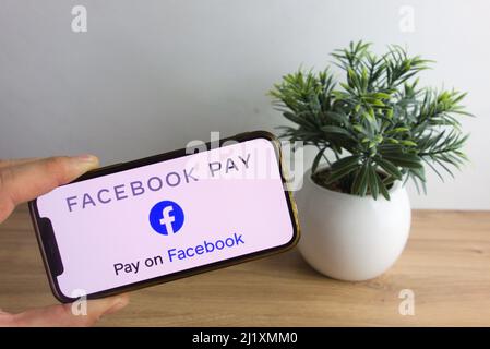 KONSKIE, POLONIA - 26 marzo 2022: Visualizzazione del logo Facebook Pay sul cellulare Foto Stock