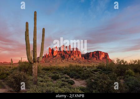 Le Superstition Mountains al tramonto nel Lost Dutchman state Park, Arizona Foto Stock