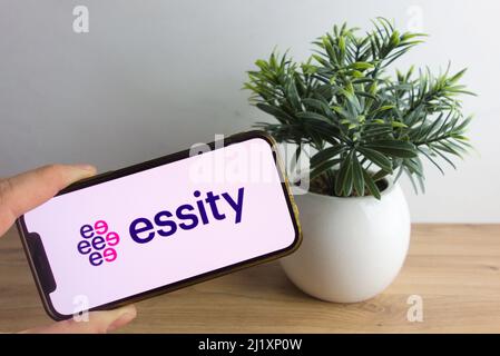 KONSKIE, POLONIA - 26 marzo 2022: Logo aziendale Essity visualizzato sul cellulare Foto Stock