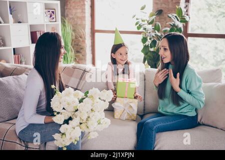 Ritratto di adorabile attento attraente famiglia allegro dando rose a mummy congrats 8 marzo a casa indoor Foto Stock