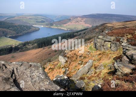 Vista verso il lago artificiale di Ladybower da Bambford Edge nel Dark Peak del Peak District, Derbyshire, Regno Unito Foto Stock