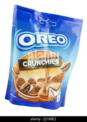 Amburgo, Germania - Marzo 25 2022: Oreo Crunchies cioccolato isolato su sfondo bianco Foto Stock