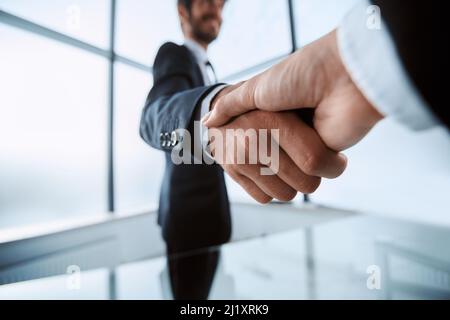 image è una stretta di fiducia tra i partner aziendali. Foto Stock