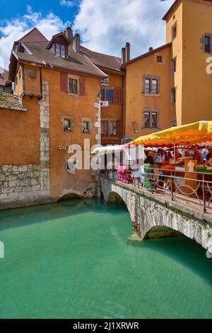 A piedi intorno alla città vecchia di Annecy, Francia Foto Stock