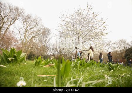 Persone a St James's Park a Londra. Data foto: Lunedì 28 marzo 2022. Foto Stock