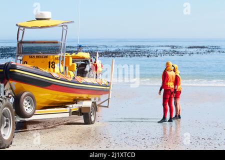 Teey sono sempre preparati. Sparato di un gruppo di personale di ricerca e soccorso sulle manovre. Foto Stock