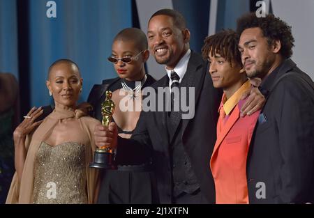 Beverly Hills, Stati Uniti. 28th Mar 2022. (L-R) Jada Pinkett Smith, Willow Smith, Will Smith, Jaden Smith e Trey Smith arrivano per la Vanity Fair Oscar Party al Wallis Annenberg Center for the Performing Arts di Beverly Hills, California, domenica 27 marzo 2022. Foto di Chris Chew/UPI Credit: UPI/Alamy Live News Foto Stock