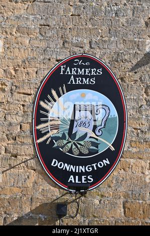 Farmers Arms pubblica casa segno appartenente al pub dello stesso nome nel Gloucestershire villabge di Guiting Power Foto Stock