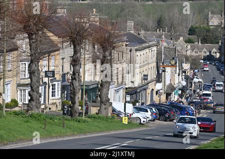 High Street, Burford, Oxfordshire, il A361 sale su una collina come si va verso sud fino alla lounzione con il A40. Foto Stock