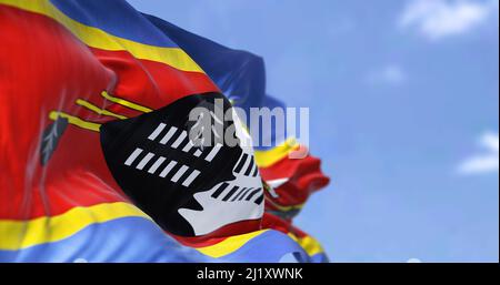 Particolare della bandiera nazionale di Eswatini che ondeggia nel vento in una giornata limpida. Eswatini è un paese senza sbocco sul mare in Africa australe. Messa a fuoco selettiva. Foto Stock