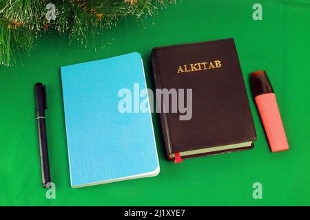 Studio foto interno della Bibbia Alkitab Blue notebook Stationery su sfondo verde Foto Stock