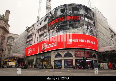 Un messaggio è visualizzato in luci a Piccadilly Circus, Londra, a sostegno del Comitato emergenza disastri (DEC) Ucraina appello umanitario. Data foto: Lunedì 28 marzo 2022. Foto Stock