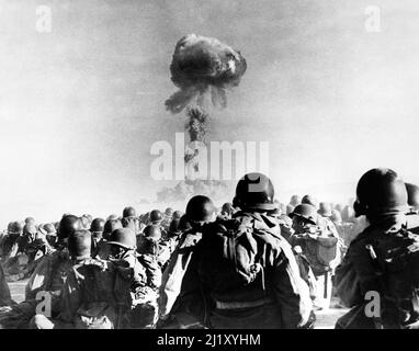 Test della bomba atomica. Operazione Buster-Jangle - Dog Test, Desert Rock i, Nevada Nuclear Test Site, novembre 1951. Foto Stock
