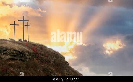 Mattina di Pasqua, collina del Golgota con sagome della croce, sfondo della risurrezione con luce solare, sfondo astratto con spazio per il testo Foto Stock