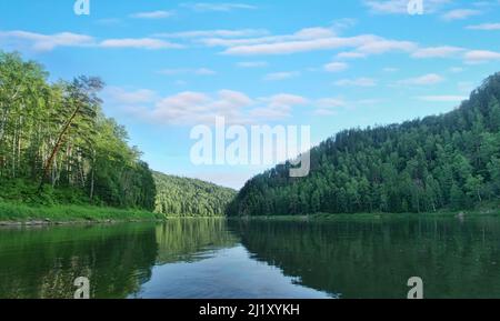 Geografia, potamologia. Siberia centrale (parte sud). Panorama di fiumi potenti e foreste taiga, estate - assenza di persone e verginale naturale sono Foto Stock