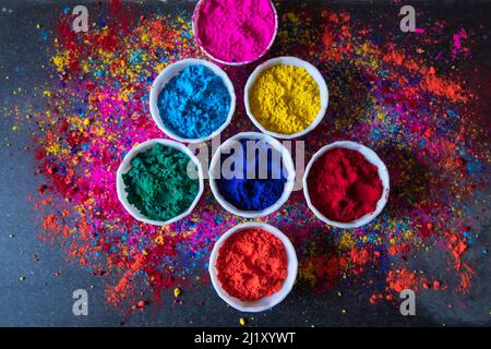 Colori Gulal o holi in ciotole su sfondo con uso di fuoco selettivo Foto Stock
