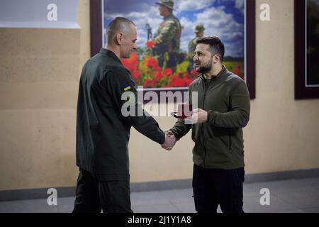 Kiev, Ucraina. 26th Mar 2022. Il presidente ucraino Volodymyr Zelenskyy, a destra, presenta medaglie per l'eroismo alla Guardia Nazionale dell'Ucraina, 26 marzo 2022 a Kiev, Ucraina. Credit: Ukraine Presidency/Ukraine Presidency/Alamy Live News Foto Stock