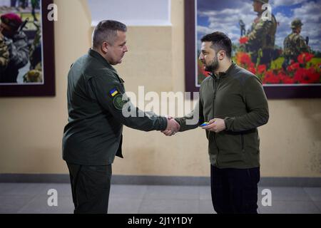 Kiev, Ucraina. 26th Mar 2022. Il presidente ucraino Volodymyr Zelenskyy, a destra, presenta medaglie per l'eroismo alla Guardia Nazionale dell'Ucraina, 26 marzo 2022 a Kiev, Ucraina. Credit: Ukraine Presidency/Ukraine Presidency/Alamy Live News Foto Stock