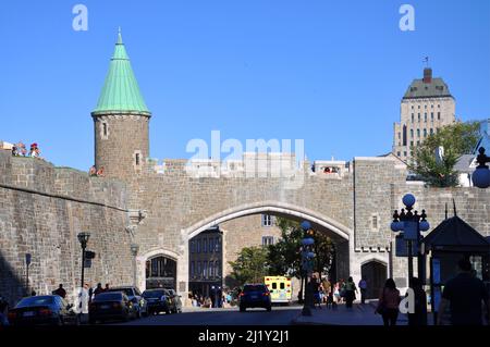 Saint Jean Gate a Quebec City, Canada. Il muro circonda la maggior parte del Québec, dichiarato patrimonio dell'umanità dall'UNESCO nel 1985. Foto Stock
