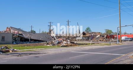 ARABI, LA, USA - 26 MARZO 2022: Percorso di distruzione del tornado del 22 marzo lungo St. Claude Avenue Foto Stock