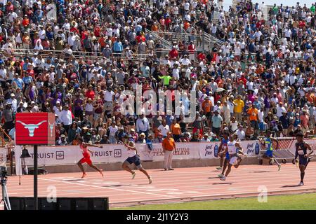 Una grande folla si è riunita per assistere ad alcuni dei migliori atleti della nazione che si sono sfidati durante i 94th Clyde Littlefield Texas Relays, sabato 26 marzo 20 Foto Stock