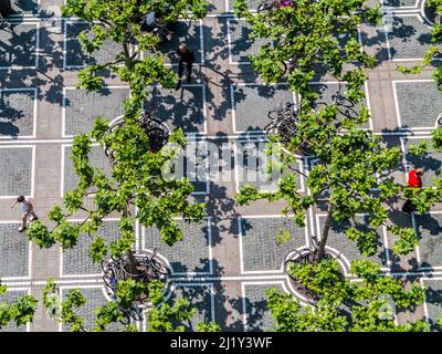 Francoforte, Germania - 8 giugno 2013: La gente si rilassa e cammina lungo Zeil. Dal 19th secolo è una delle vie dello shopping più famose e trafficate del G Foto Stock