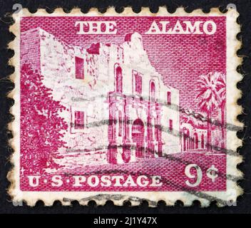 STATI UNITI D'AMERICA - CIRCA 1954: Un francobollo stampato negli Stati Uniti d'America mostra la missione di Alamo, il luogo dell'evento pivotal nel Texa Foto Stock