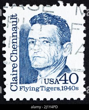 STATI UNITI D'AMERICA - CIRCA 1990: Un francobollo stampato negli Stati Uniti d'America mostra Claire Chennault, aviatore militare americano, tenente G Foto Stock