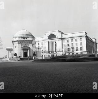 1950s, Historical, Centenary Square, Birmingham Hall of Memory e Baskerville House sul lato destro, Broad Street, Birmingham, Inghilterra, Regno Unito. Foto Stock