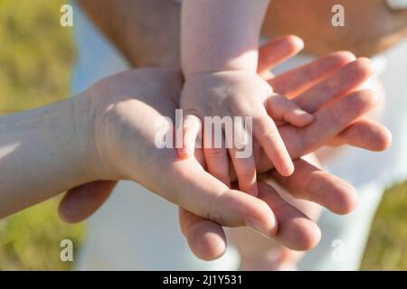 Connessione familiare mano nella mano Foto Stock