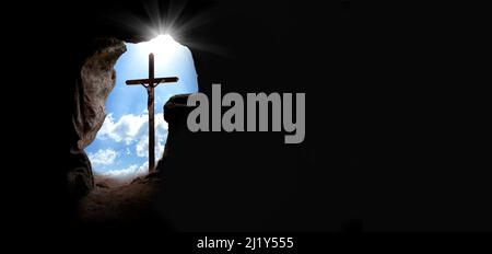 Mattina di Pasqua, collina del Golgota con sagome della croce, sfondo della risurrezione con luce solare, sfondo astratto con spazio per il testo Foto Stock