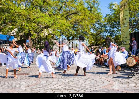 NEW ORLEANS, LA, USA - 27 MARZO 2022: Ballerini e batteristi al Festival dei ritmi di Congo Square nel Louis Armstrong Park Foto Stock