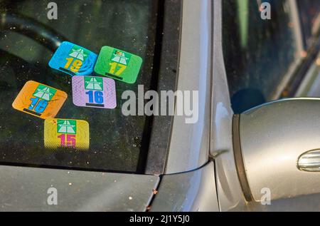 Adesivi stradali sul parabrezza dell'auto Foto Stock